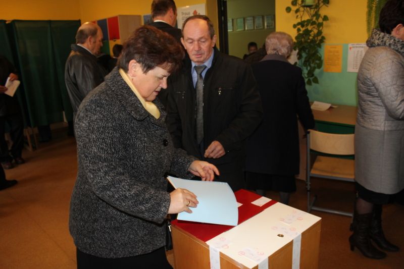 Głosowanie we Frydku (gmina Miedźna)
